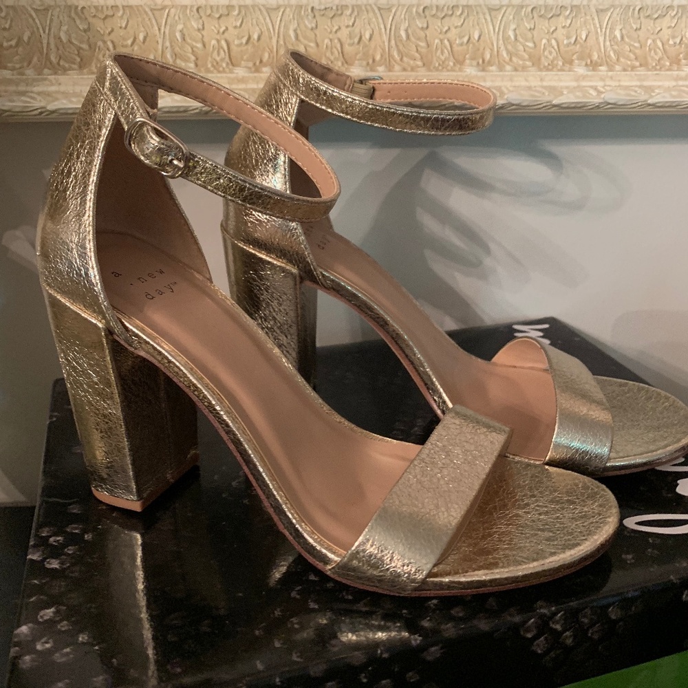 New 7.5 Gold Metallic Ankle Strap Heel Platform